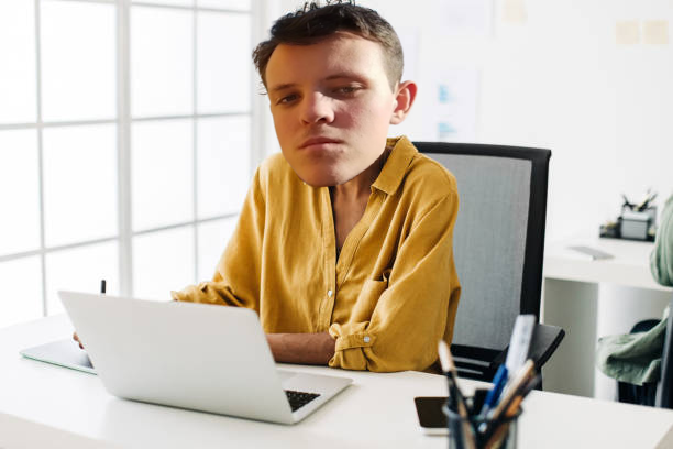 Főni emaileket néz