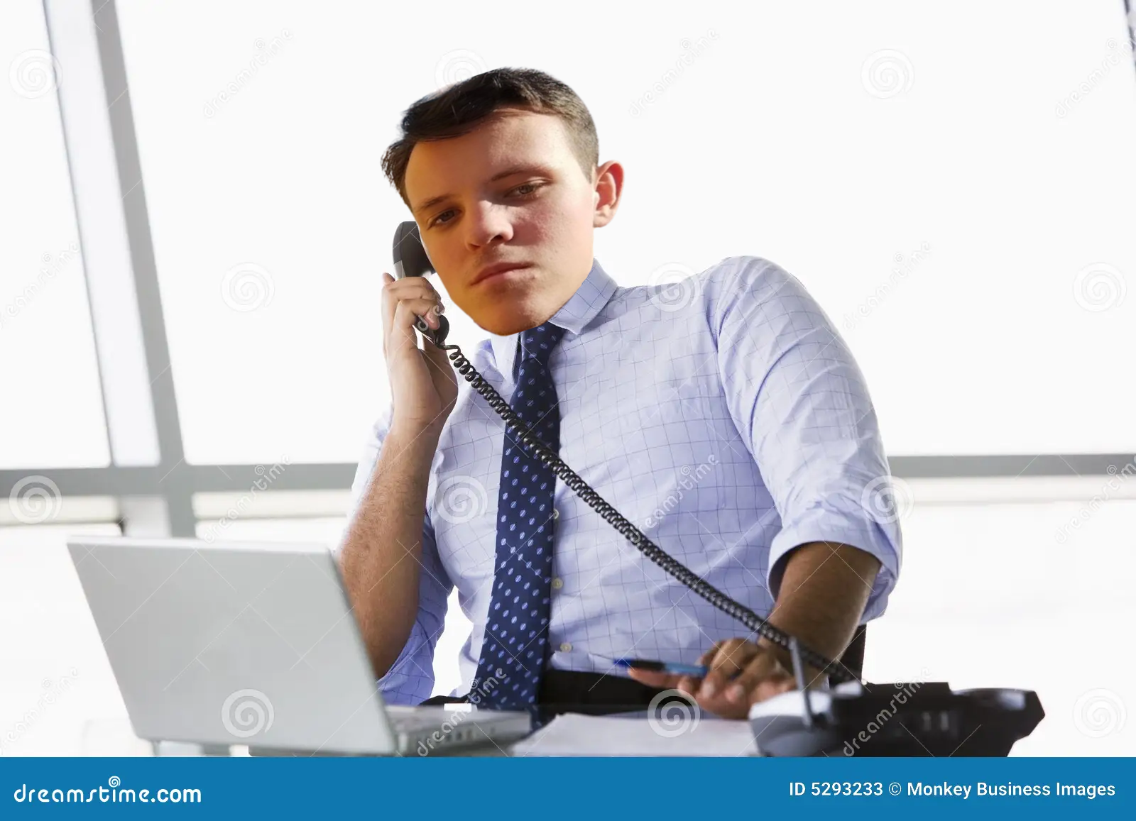 Főni a telefonon